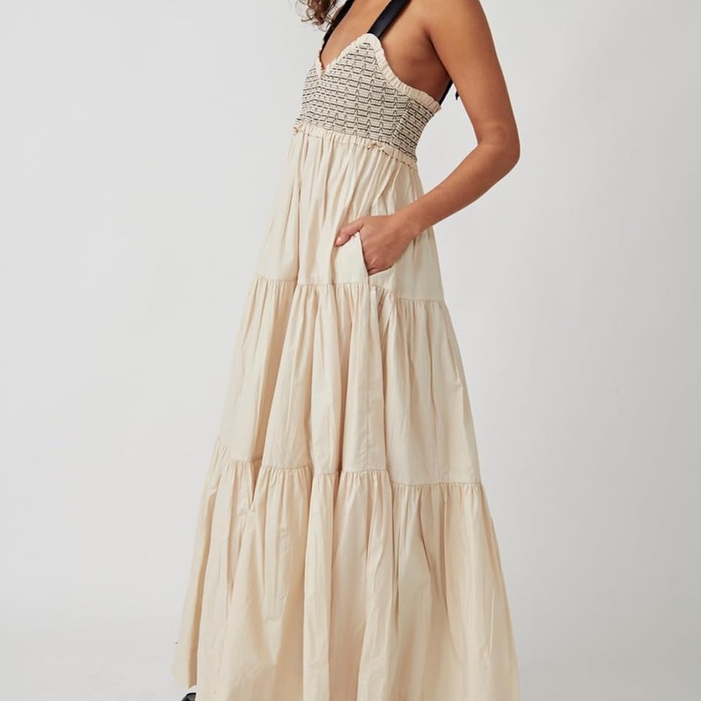 Elegant Cream Maxi Dress - Picture 4 of 8